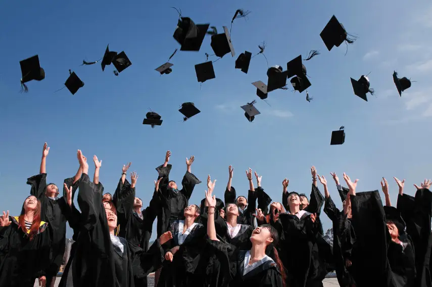 Menschen feiern ihren Universitätsabschluss